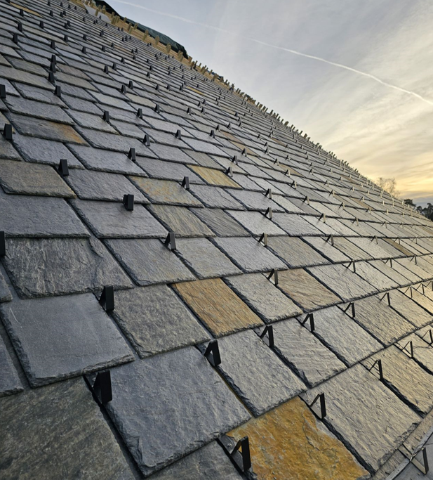 Takskifer av Ottaskifer på Vikingtidsmuseet, Bygdøy, Oslo.