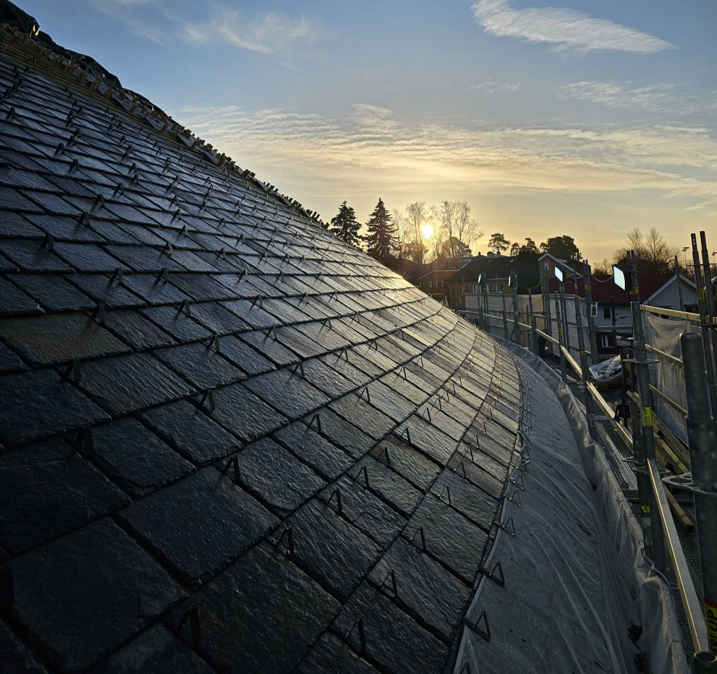 Takskifer av Ottaskifer monteres på Vikingtidsmuseet, Bygdøy, Oslo.